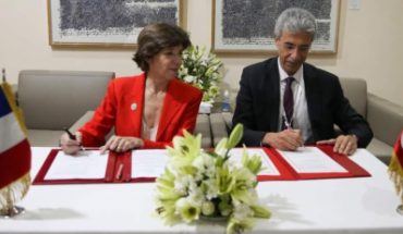 وزير الإقتصاد ووزيرة الخارجية الفرنسية يوقعان على إتفاقية تمويل بقيمة 200 مليون أورو وزير الإقتصاد ووزيرة الخارجية الفرنسية يوقعان على إتفاقية تمويل بقيمة 200 مليون أورو