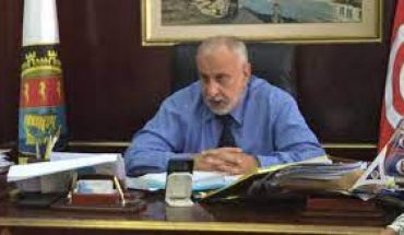 رئيس بلدية بنزرت يعلن أنه لن يستجيب لقرار إعفائه الصادر بأمر من قيس سعيد رئيس بلدية بنزرت يعلن أنه لن يستجيب لقرار إعفائه الصادر بأمر من قيس سعيد