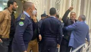 هيئة الدفاع عن سيف الدين مخلوف تقاطع محاكمة منوبها خلال جلسة الاعتراض على الحكم هيئة الدفاع عن سيف الدين مخلوف تقاطع محاكمة منوبها خلال جلسة الاعتراض على الحكم