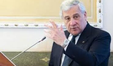 Afin d’éviter un déluge de migrants , l’Italie s’efforce de convaincre le FMI d’aider la Tunisie Afin d’éviter un déluge de migrants , l’Italie s’efforce de convaincre le FMI d’aider la Tunisie