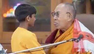 Le dalaï-lama s’excuse d’avoir demandé à un petit garçon de lui « sucer la langue » Le dalaï-lama s’excuse d’avoir demandé à un petit garçon de lui « sucer la langue »