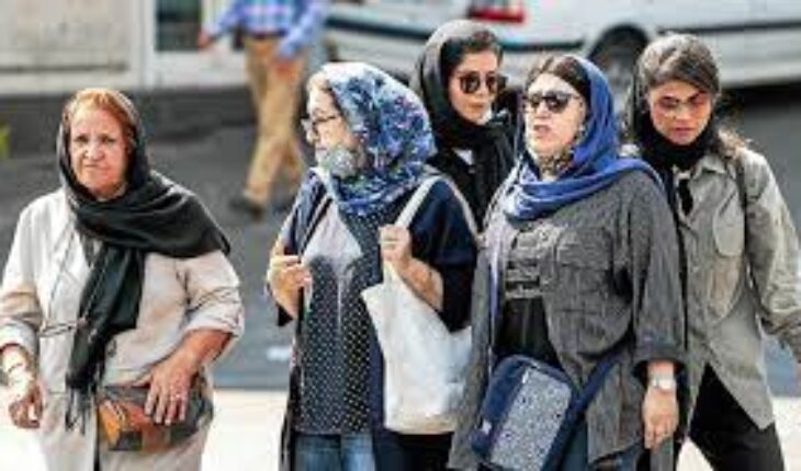 La police iranienne place des caméras dans les lieux publics pour repérer les femmes non voilées