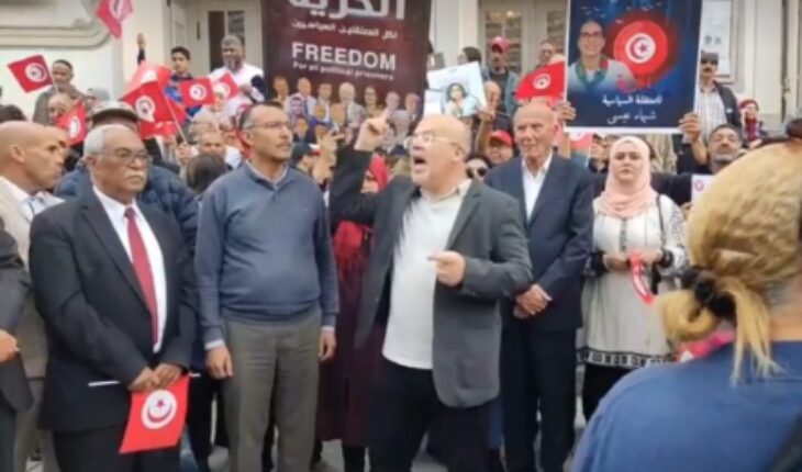 جبهة الخلاص الوطني تواصل نُباحَها أمام المسرح البلدي