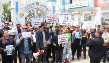 وقفة أمام مقر نقابة الصحفيين احتجاجا على صدور الحكم الاستئنافي ضد الصحفي خليفة القاسمي وقفة أمام مقر نقابة الصحفيين احتجاجا على صدور الحكم الاستئنافي ضد الصحفي خليفة القاسمي