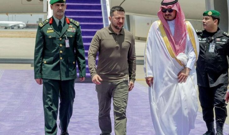 الرئيس الأوكراني يصل جدة في زيارة مفاجئة لحضور القمة العربية