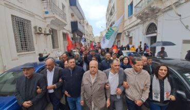 صفاقس : تحركّات احتجاجيّة نقابيّة على خلفية الإحتفاظ بالكاتب العام للإتحاد الجهوي للشغل صفاقس : تحركّات احتجاجيّة نقابيّة على خلفية الإحتفاظ بالكاتب العام للإتحاد الجهوي للشغل