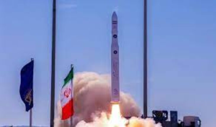 L’Iran lance avec succès trois satellites simultanément dans l’espace