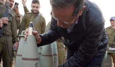 Le président israélien, Isaac Herzog, critiqué pour avoir dédicacé un obus destiné à tuer à Gaza Le président israélien, Isaac Herzog, critiqué pour avoir dédicacé un obus destiné à tuer à Gaza