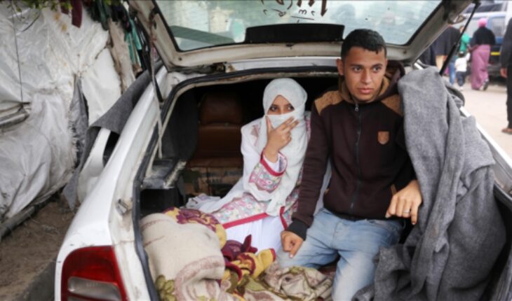 Dans la joie , une voiture se transforme en logement temporaire pour un couple de jeunes mariés à Gaza