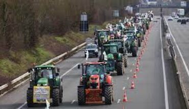 Des agriculteurs bloquent les routes autour du sommet de l’UE à Bruxelles Des agriculteurs bloquent les routes autour du sommet de l’UE à Bruxelles