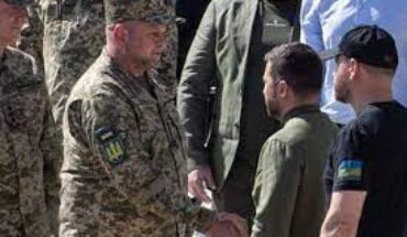 Ukraine : le président Zelensky limoge le commandant en chef de ses forces armées Ukraine : le président Zelensky limoge le commandant en chef de ses forces armées