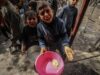 Les gazaouis tentent de survivre en mageant  « tout ce qui leur tombe sous la main »