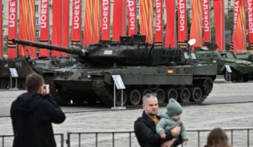 Ukraine : des chars occidentaux , Leopard et Abraham , exposés en trophées à Moscou Ukraine : des chars occidentaux , Leopard et Abraham , exposés en trophées à Moscou