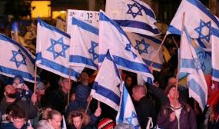 Des dizaines de milliers d’Israéliens appellent à des élections anticipées et un accord d’échange de prisonniers