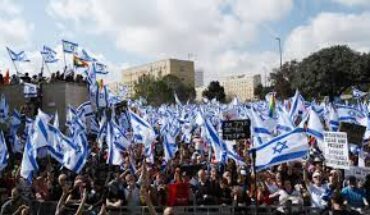 Des dizaines de milliers d’Israéliens manifestent pour exiger un accord d’échange de prisonniers avec les Palestiniens Des dizaines de milliers d’Israéliens manifestent pour exiger un accord d’échange de prisonniers avec les Palestiniens