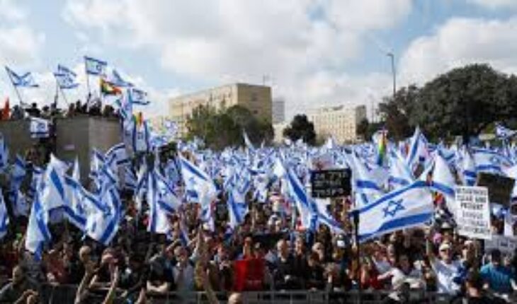 Des dizaines de milliers d’Israéliens manifestent pour exiger un accord d’échange de prisonniers avec les Palestiniens
