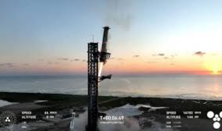 Une première: SpaceX récupère le booster de sa mégafusée Starship après un vol