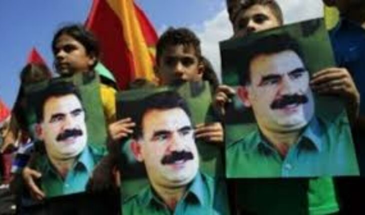Turquie : le chef Kurde Abdullah Öcalan appelle à dissoudre le PKK et ses combattants à déposer les armes.