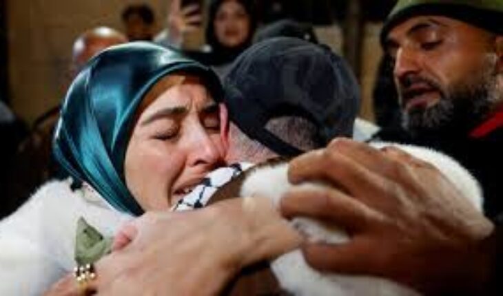 Après la restitution par le Hamas des corps de quatre otages, Israël libère 643 prisonniers palestiniens
