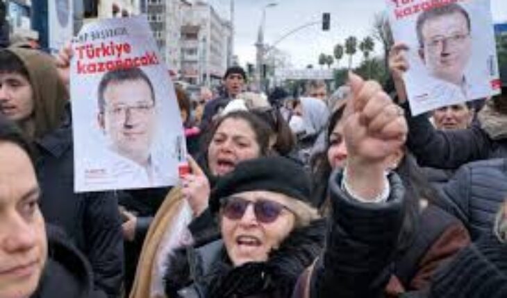 Turquie : Pour la 3ème nuit consécutive, les manifestations de soutien au maire d’Istanbul se poursuivent