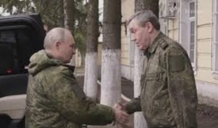 En tenue militaire , Vladimir Poutine se rend dans la région de Koursk