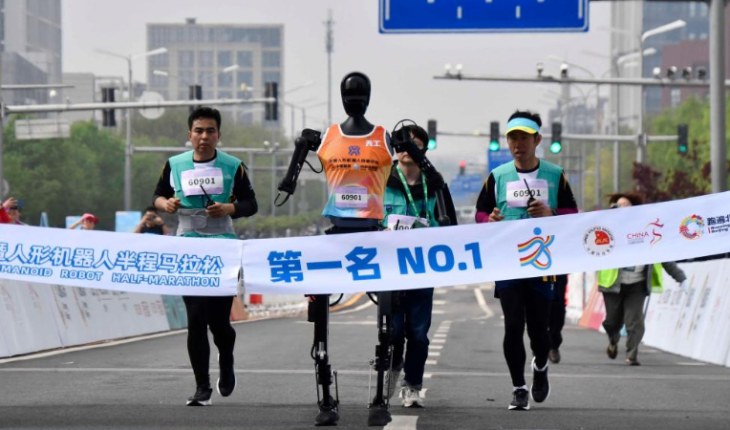 Chine : des robots humanoïdes ont couru le semi-marathon aux côtés d’humains