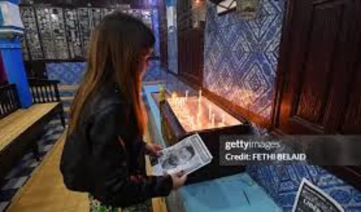 Djerba : Une femme juive française prie pour un otage israélien à la synagogue de la Ghriba