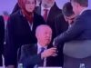 Macron humilié par Erdogan, juste avec…Un Doigt. ( vidéo )