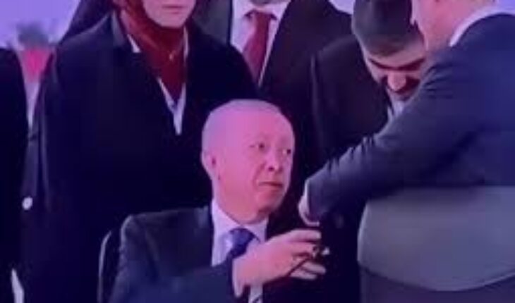 Macron humilié par Erdogan, juste avec…Un Doigt. ( vidéo )