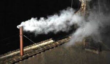 De la fumée blanche ; un nouveau pape a été élu De la fumée blanche ; un nouveau pape a été élu