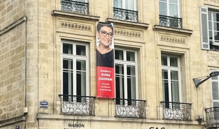 La Maison de l’Avocat du Barreau de Bordeaux affiche une banderole de soutien à Sonia Dahmani
