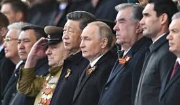 Poutine célèbre la victoire sur l’Allemagne nazie entouré de nombreux chefs d’État étrangers Poutine célèbre la victoire sur l’Allemagne nazie entouré de nombreux chefs d’État étrangers