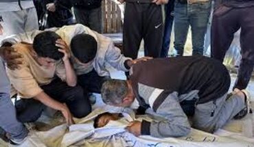 L&rsquo;armée israélienne force une famille palestinienne à exhumer la tombe de leur fils