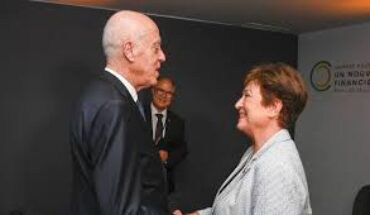 A Washington , le monde décide, la Tunisie dépense et regarde