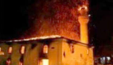 Cisjordanie occupée : des colons israéliens incendient une mosquée et menacent de mort les habitants
