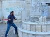 Un député israélien détruit un mémorial palestinien en Cisjordanie occupée, gardé par Tsahal.