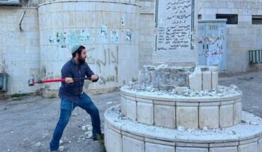 Un député israélien détruit un mémorial palestinien en Cisjordanie occupée, gardé par Tsahal.