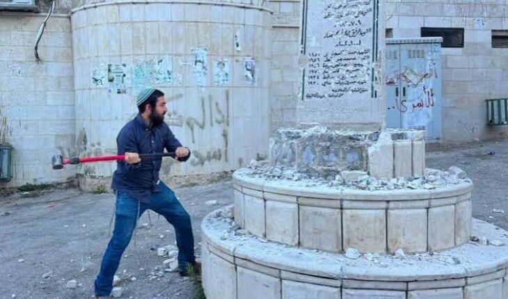 Un député israélien détruit un mémorial palestinien en Cisjordanie occupée, gardé par Tsahal. Un député israélien détruit un mémorial palestinien en Cisjordanie occupée, gardé par Tsahal.