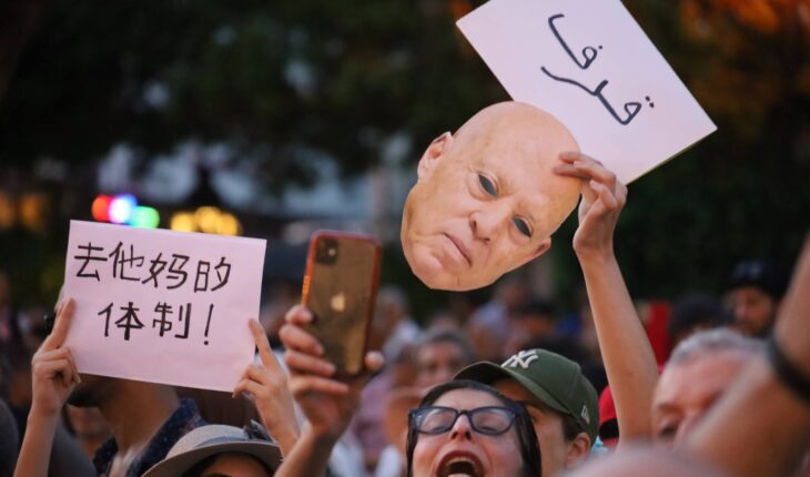 تونس تهتف بأعلى صوتها : هز الكازي للرازي تونس تهتف بأعلى صوتها : هز الكازي للرازي